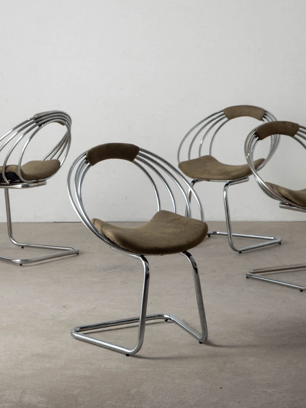 Dining Chair in Fabric and Chrome
Italy , 1970s
イタリアより、4本の円形フレームが連なる背面と、カンチレバー構造による軽快なフォルムが美しいダイニングチェア。
