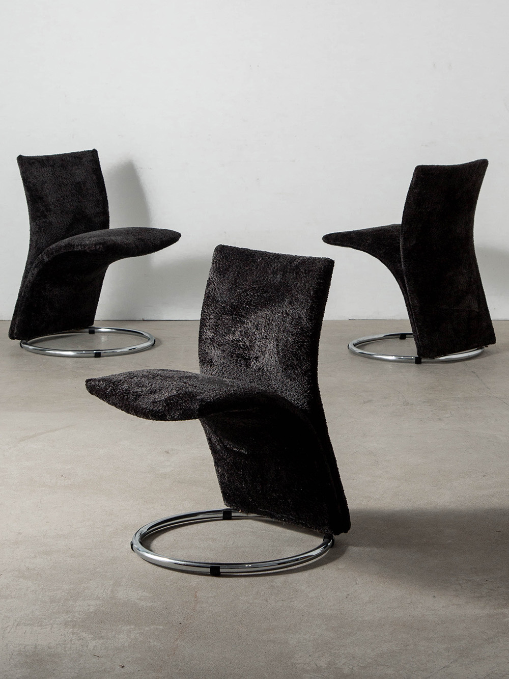 Calla Chair by Pompeo Fumagalli in Chrome and Fabric
Italy , 1970s
イタリアのデザイナー Pompeo Fumagalli（ポンペオ・フマガッリ）によってデザインされた Calla（カッラ）チェア。
円形のクロームベースから流れるように立ち上がるフォルムと、ファブリックで包み込まれた有機的なシルエットが美しいプロダクトです。
