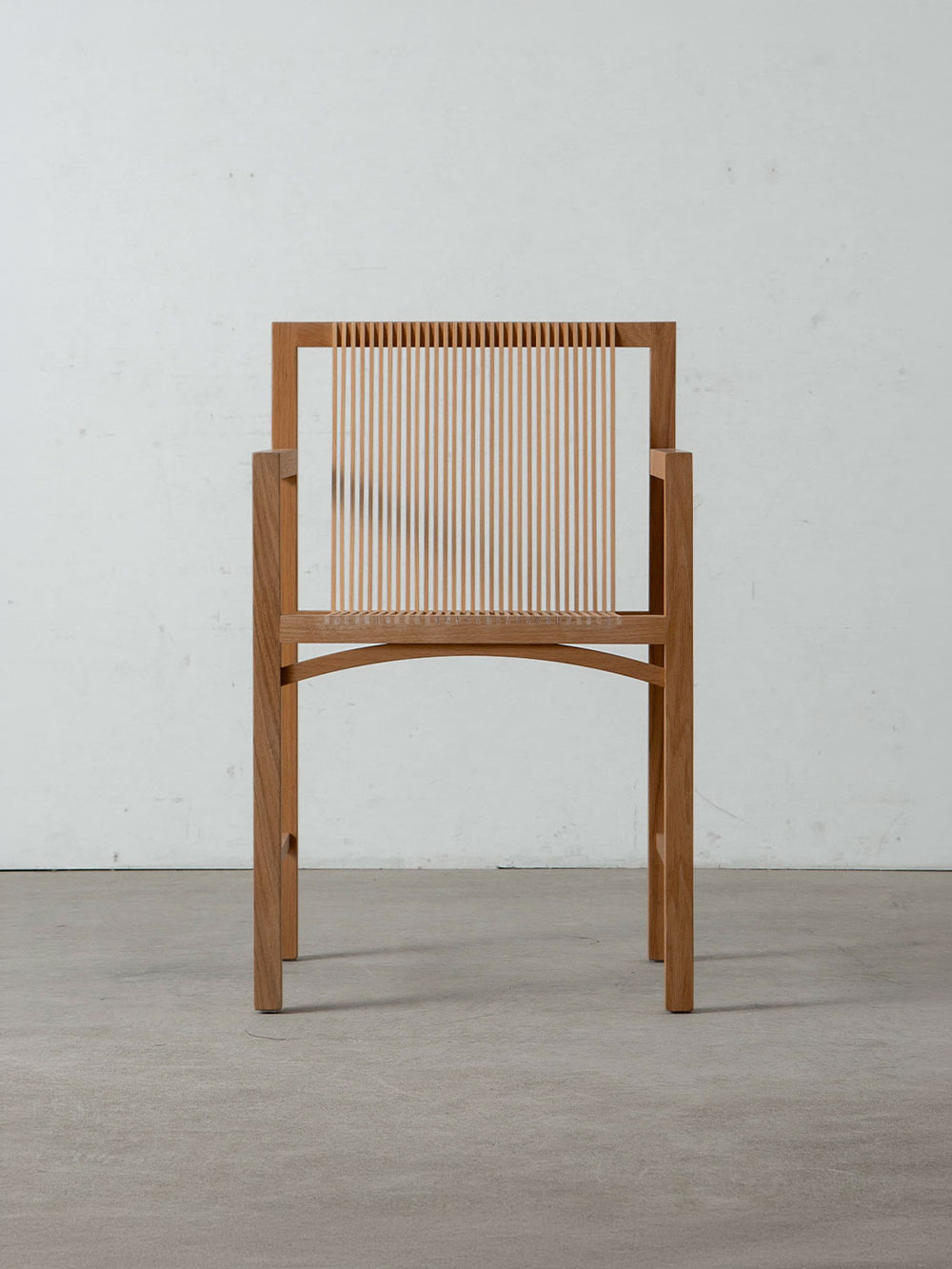 C_06 Dining Chair by Ruud-Jan Kokke for KOKKE House
Netherlands , 1980s
オランダ人デザイナー Ruud-Jan Kokke（ルード・ヤン・コッケ）によって、1984年にデザインされた C_06 ダイニングチェア。
C_05 チェアのアーム付きモデルで、「原型的なデザイン」と「快適な座り心地」の両立を追求した一脚です。
金属製の釘やネジを使わず、接合部を木材の内部に納める構造を考案。1本の木材を無駄なく活用し、すべてのパーツが明確な役割を果たすよう設計されています。
木材そのものがしなることで適度な弾性が生まれ、クッションに頼ることなく快適な座り心地を実現しています。
