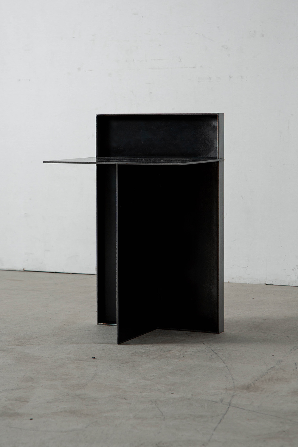 pinstripe,side table,サイドテーブル,soho house,Domhnall Nolan,Makino Arushi Design,漆,Art,アート,stoop,topso,清澄白河,Interior Design,ヴィンテージ,家具,雑貨,インテリア,店舗什器,設計,インテリアデザイン,内装,什器,店舗設計,ギャラリー,デザイナーズ家具,ショールーム