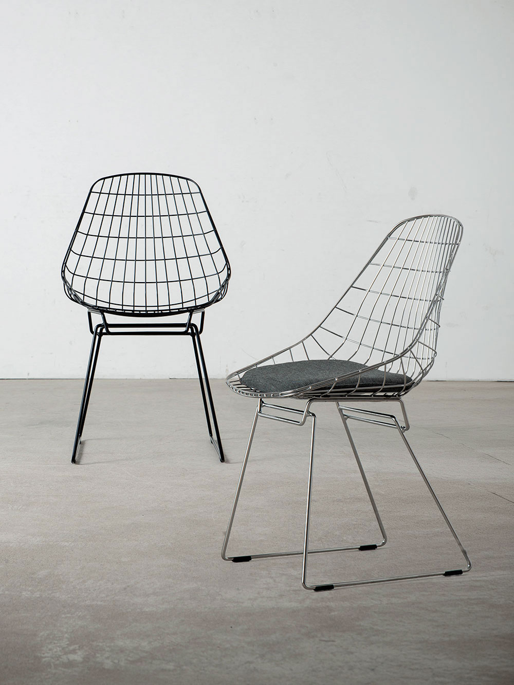 SM05 Wire Dining Chair and Cushion by Cees Braakman for Pastoe
Netherlands , 1950s
オランダ人デザイナーの Cees Braakman （ケース・ブラークマン）によって、1958年にデザインされた KM05 ワイヤーダイニングチェア。
ブラークマンは幅広い層に親しまれる家具をデザインするという使命のもと、生産コストを抑えたスチールワイヤーを用いてさまざまなデザインを生み出しました。
このワイヤーシリーズは、1950年代を代表するデザインの一つであり、職人技と革新性を象徴するシリーズです。
オリジナルデザインは1958年 Spectrum社から発表され、現在は Pastoe社によって製造されています。
