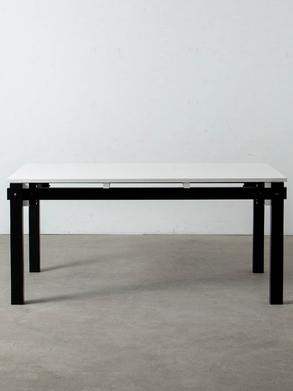Military Table by Gerrit Thomas Rietveld for Pastoe
Netherlands , 1920s
オランダ人デザイナー・建築家 Gerrit Thomas Rietveld （ヘリット・トーマス・リートフェルト）によって、1923年にデザインされた Military（ミリタリー）テーブル。
このテーブルは「ミリタリー」シリーズの一つであり、オランダ・ユトレヒトのカトリック軍人ホームのためにデザインされました。
伝統的な木製ダボを使用せず、ボルトとナットをあえて露出させる革新的な構造を採用。
優れた強度と耐久性を実現するとともに、構造そのものをデザインとして見せるリートフェルトならではの実験的なアプローチが表現されています。
