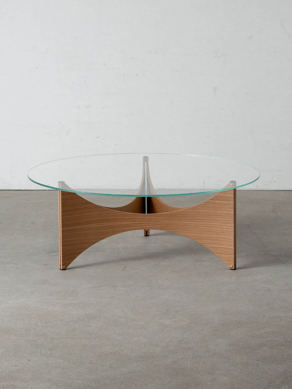 TZ 75 Coffee Table by Werner Blaser for Pastoe
Netherlands , 1960s
スイスの建築家・デザイナー Werner Blaser （ヴェルナー・ブラザー）によって、1963年Spectrum（スペクトラム）社のためにデザインされた TZ 75 コーヒーテーブル。
三角形を描くように緩やかにカーブしたベースが特徴的で、ブラザーの優れた造形感覚を体現しています。
シンメトリーに構成されたフレームは彫刻作品のような存在感を放ち、一方で透明なガラス天板が空間に開放感をもたらします。
ミニマルなデザインを得意とするブラザーは、1950年代に日本を訪れ、日本建築や文化からも大きな影響を受けました。
その思想はこのテーブルにも色濃く反映され、TZ75は 日本の質素な佇まいとヨーロッパのモダニズムが結実した、彼を象徴する作品として知られています。
