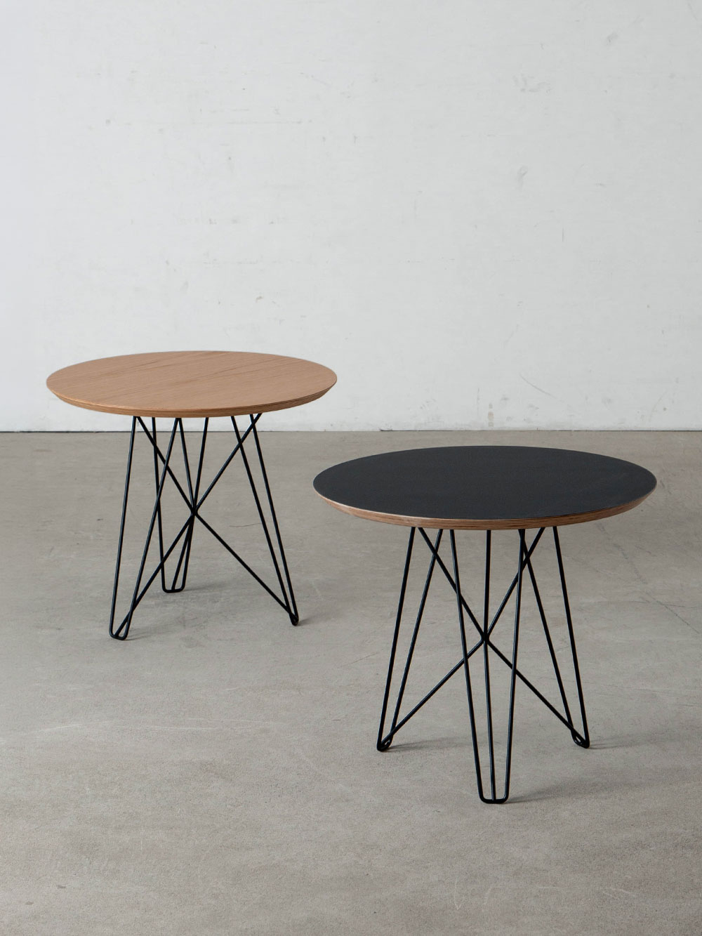 IJhorst Side Tables Medium by Constant Nieuwenhuys for Pastoe
Netherlands , 1950s
オランダの画家・芸術家 Constant Nieuwenhuys（コンスタント・ニーヴェンホイス）によって、1953年にデザインされた IJhorst（アイホルスト）サイドテーブル ミディアム。
このテーブルはコンスタントのキャリアにおける重要な転換期を象徴する作品とされています。
1948年に結成された前衛芸術グループ「コブラ（Cobra）」での自由な表現を経て、1950年代後半から1970年代にかけて取り組んだ未来都市構想「ニュー・バビロン（New Babylon）」へと向かう過渡期にデザインされました。
細いフレームと端正なラインで構成されたミニマルなフォルムが特徴。
1950年代のデザイン思想を反映しながら、現代の空間にも自然に馴染む普遍的デザインです。
