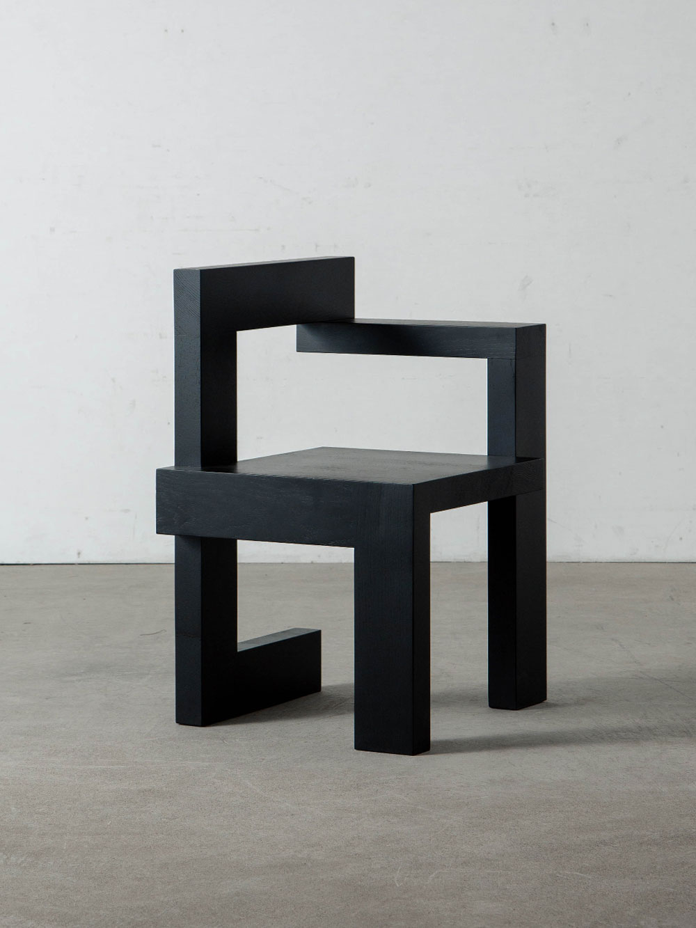 Steltman Chair by Gerrit Thomas Rietveld for Pastoe
Netherlands , 1960s
オランダ人デザイナー・建築家 Gerrit Thomas Rietveld （ヘリット・トーマス・リートフェルト）によって、1963年にデザインされた Steltman（ステルトマン）チェア。
オランダ、ハーグにある宝石展 'Steltman' より依頼を受けて制作され、リートフェルトが75歳で手がけた最後の椅子となりました。
ジュエリーや結婚指輪を選ぶガラスカウンターの両脇には、左右対称となる2脚のチェアが配置され、「異なる二つの形が一つの統一体を成す」という象徴的な意味が込められています。
水平・垂直のラインと幾何学的な平面で構成されたフォルムは、見る角度ごとに異なる表情を生み出します。彼が属したオランダ近代デザイン運動「デ・ステイル」の思想を体現し、ニューヨーク近代美術館（MoMA）のパーマネントコレクションにも収蔵されています。
