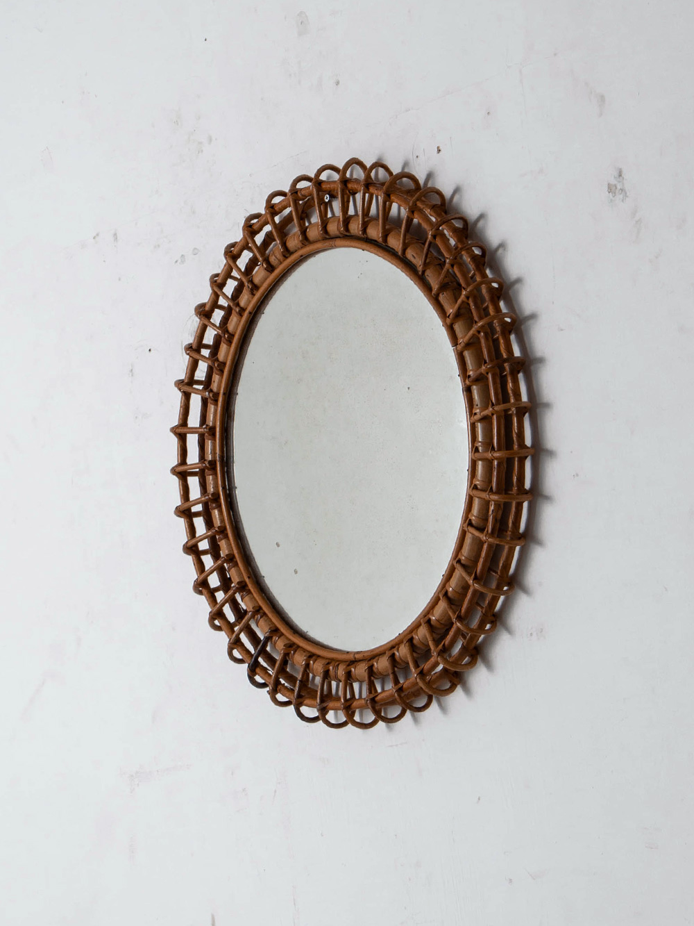 Wall Mirror in Glass and Rattan
Italy , 1960s
イタリアより、ループ状に編み込まれたオーバル型のフォルムと、経年変化したラタンの表情との調和が美しいウォールミラー。
