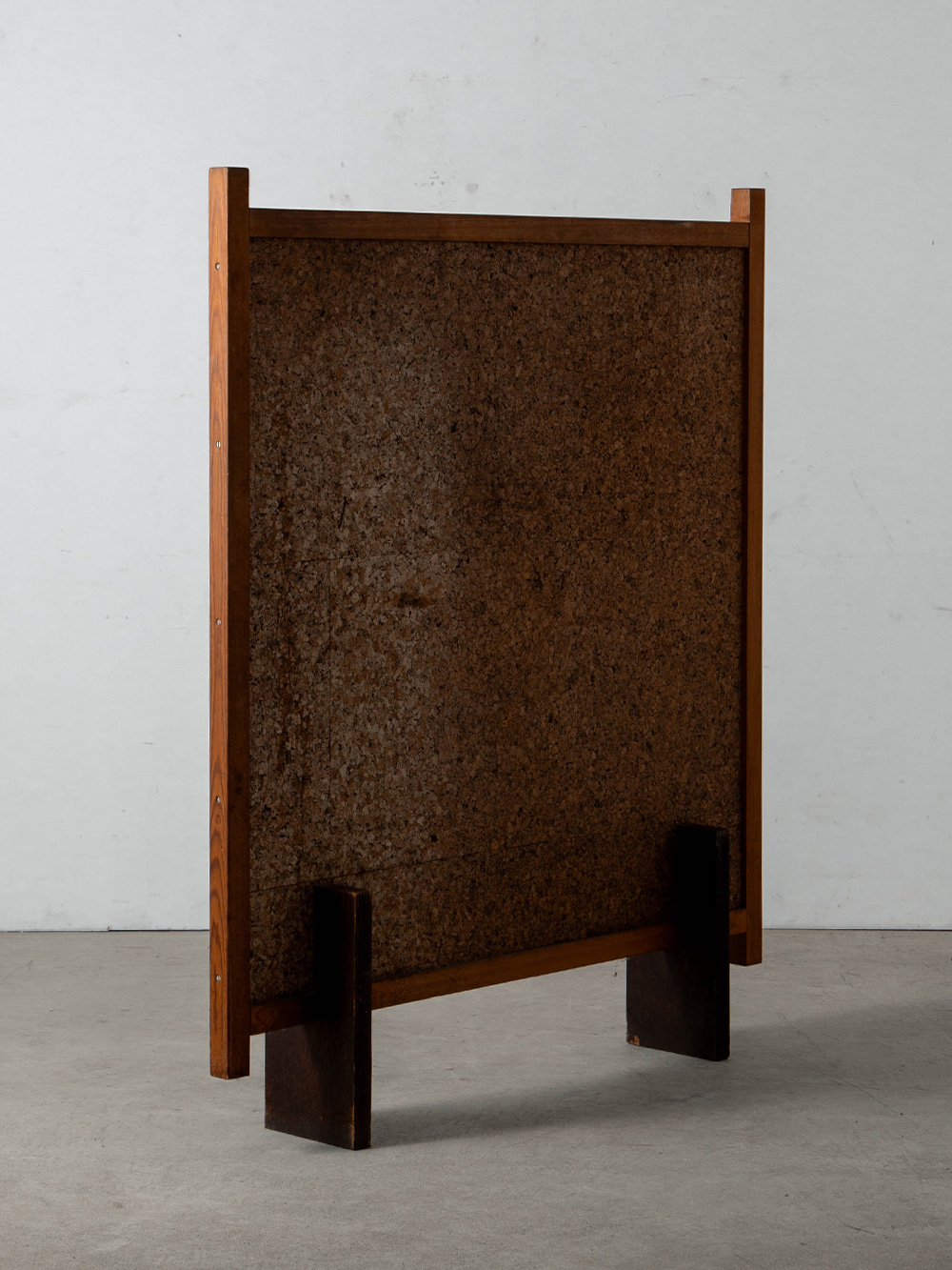 Screen in Wood and Cork
Netherlands , 1970s
オランダより、無垢材の木製フレームと、表情豊かなコルクパネルを組み合わせた素材のコントラストが美しいスクリーンパーテーション。
