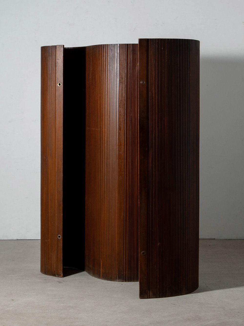 Room Diviver Screen in Wood
France , 1950s
フランスより、縦方向に連なる細かなウッドリブと、折り畳み可能な構造が特徴的なスクリーンパーテーション。
1枚ごとのパネルを連ねた立体的な構成により、空間を緩やかに仕切りながら、必要に応じてコンパクトに畳むことができる機能性が魅力です。
