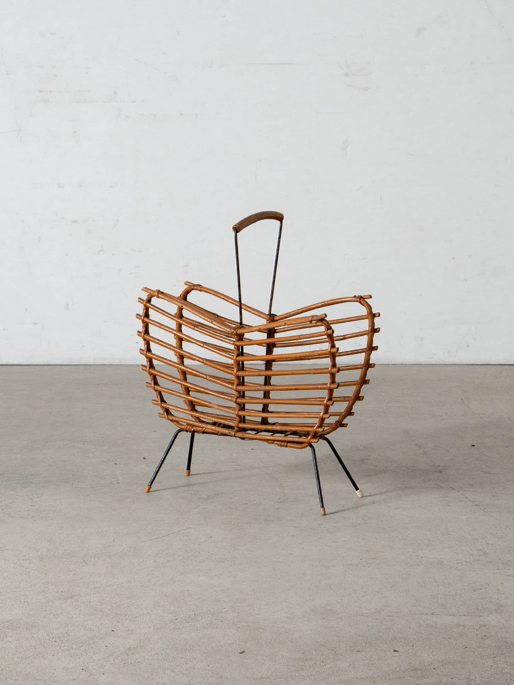 Magazine rack in Rattan and Steel
Italy , 1960s
イタリアより、籠状に編み上げたラタンのボディと、細身のスチールフレームによる軽やかな構成が美しいマガジンラック。
