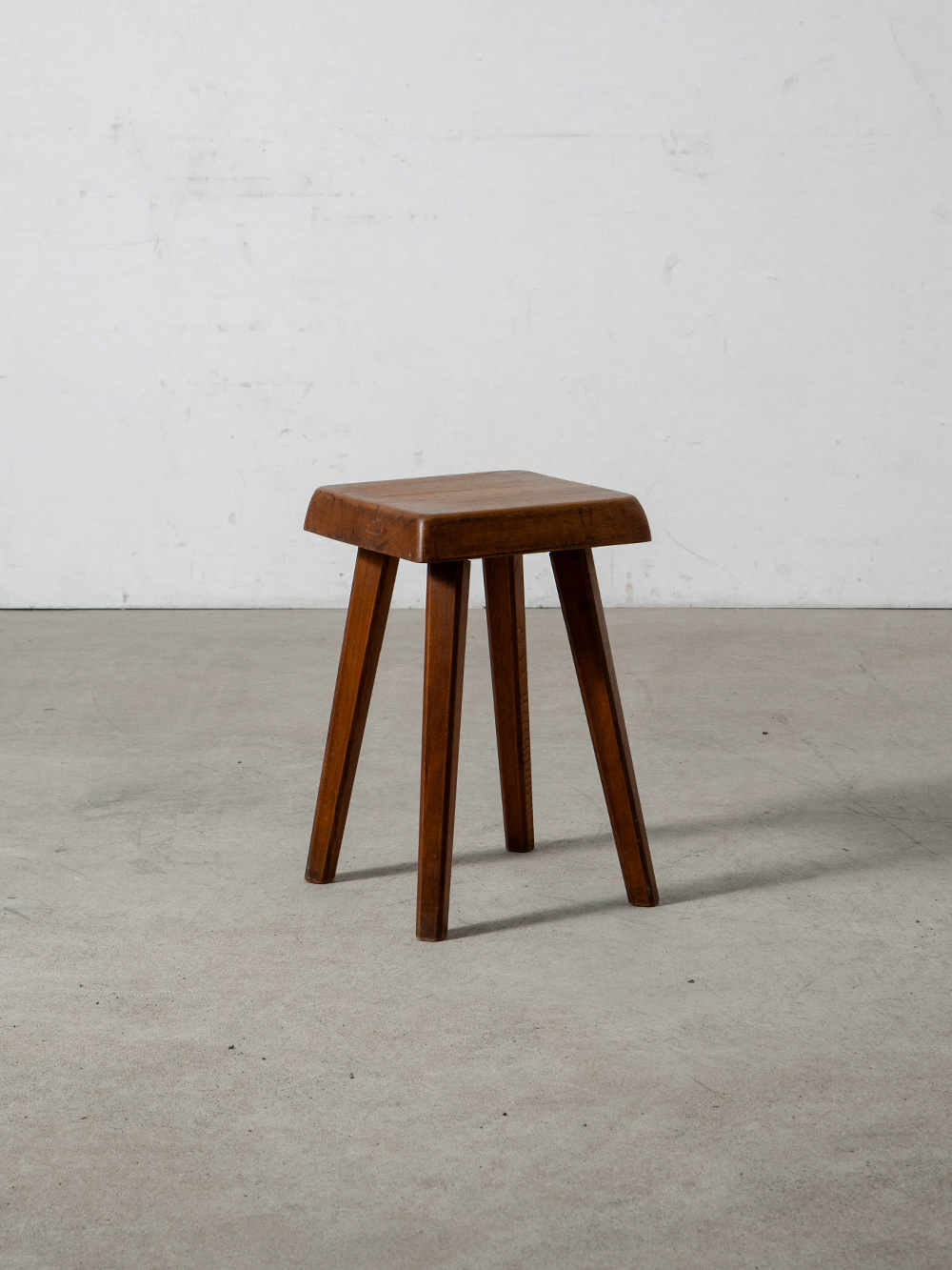 S01 Stool by Pierre Chapo in Wood
France , 1960s
フランスのデザイナー Pierre Chapo（ピエール・シャポ）によって1962年にデザインされた S01スツール。
厚みのあるスクエアの座面と、わずかにテーパーをつけた4本の脚によるシンプルな構成が特徴です。無垢材の厚みを活かした力強い造形と、脚部に見られる特徴的な接合部が、Chapoらしい木工表現を際立たせています。
