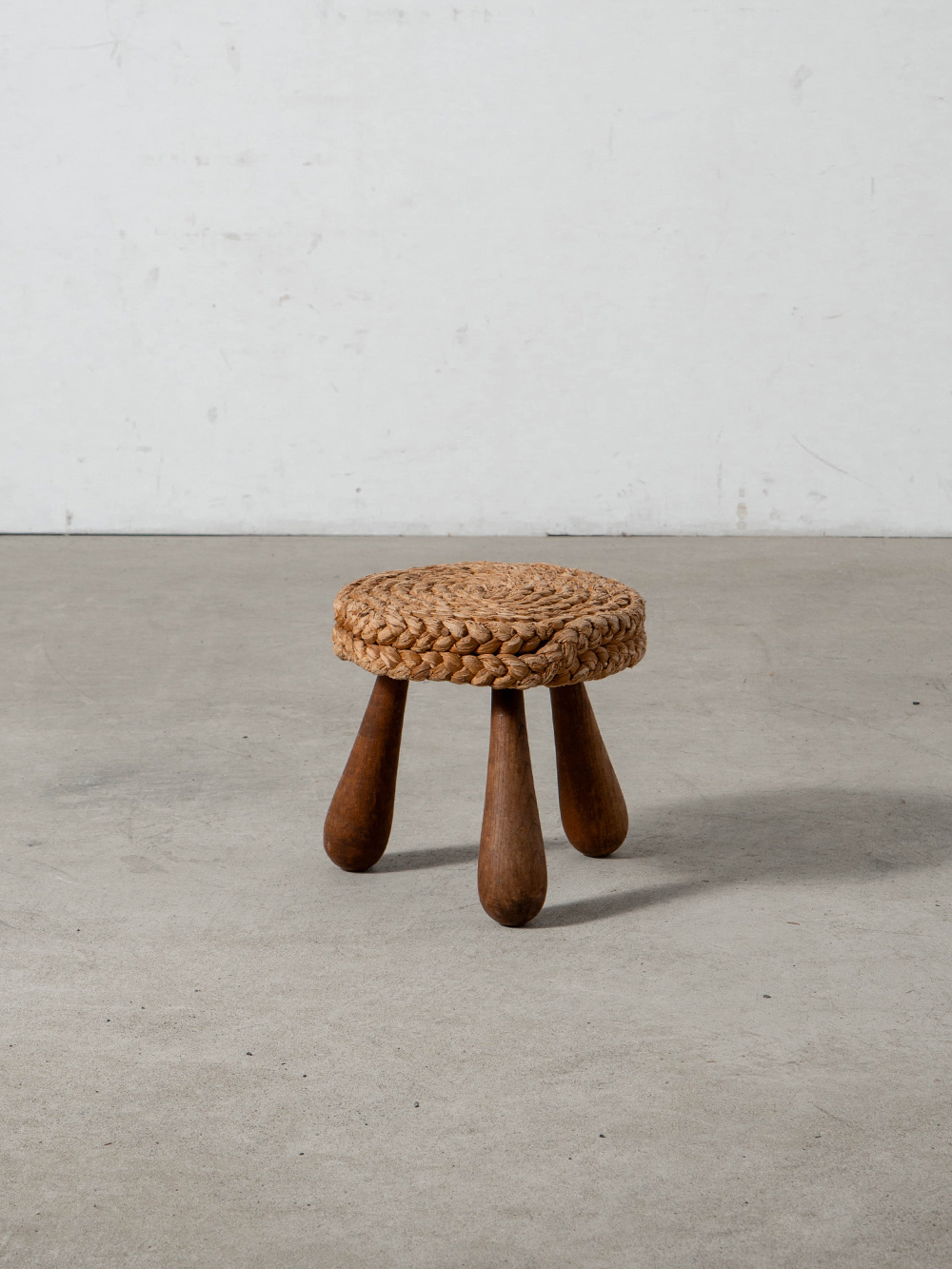 Audoux & Minet Style Stool in Rope and Wood
France , 1950s
Audoux & Minet（オード・ミネ）作品と見られていた素材とデザインのバランスの美しいスツール。
