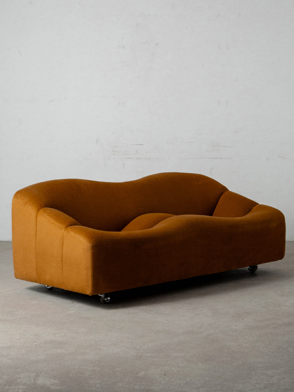 ABCD F260 Sofa by Pierre Paulin for Artifort in Fabric
Netherlands , 1960s
フランス人デザイナー Pierre Paulin（ピエール・ポラン）によって、オランダの Artifort（アーティフォート）社のために1968年にデザインされた ABCD F260 ソファ。
1959年から続く Pierre Paulinと Artifortの協働の中で、フォームや伸縮性のあるテキスタイルを用い、従来の家具の構造から解放された有機的なフォルムを追求したデザインです。
身体に沿うように成形された柔らかな形態と、素材を一体化させるような構造によって、家具でありながら彫刻作品を思わせる造形を生み出しています。
