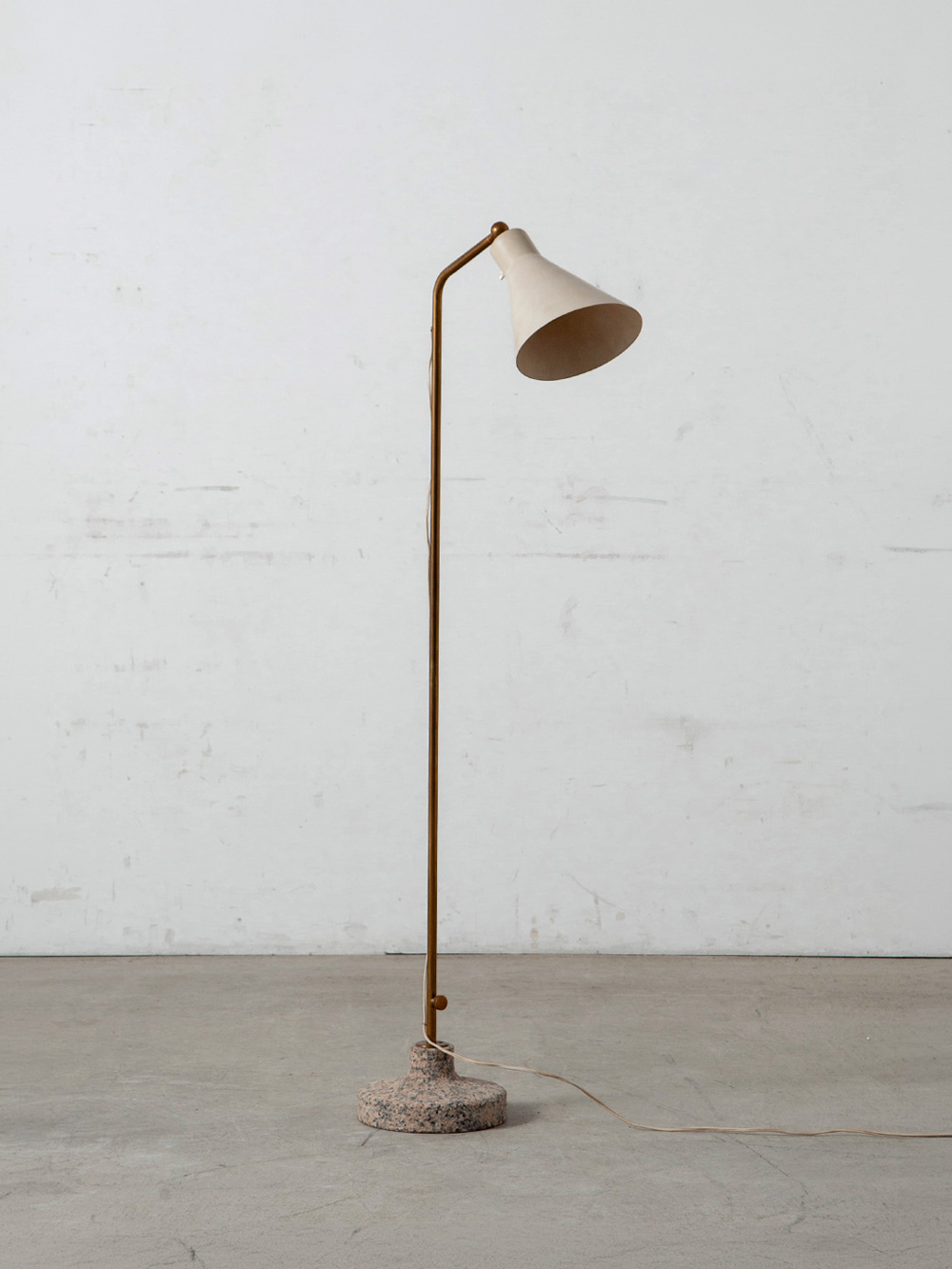 LTE3 Alzabile Floor Lamp by Ignazio Gardella for Azucena in Marble , Brass and Metal
Italy , 1950s
イタリアの建築家・デザイナー Ignazio Gardella（イニャツィオ・ガルデッラ）によって、同国の家具メーカー Azucena（アズチェーナ）社のためにデザインされた LTE3 Alzabile（アルツァービレ）フロアランプ。
細身の真鍮製の支柱と、角度調整が可能な円錐形のメタルシェード、重厚なマーブルベースによるコントラストが美しい照明です。
