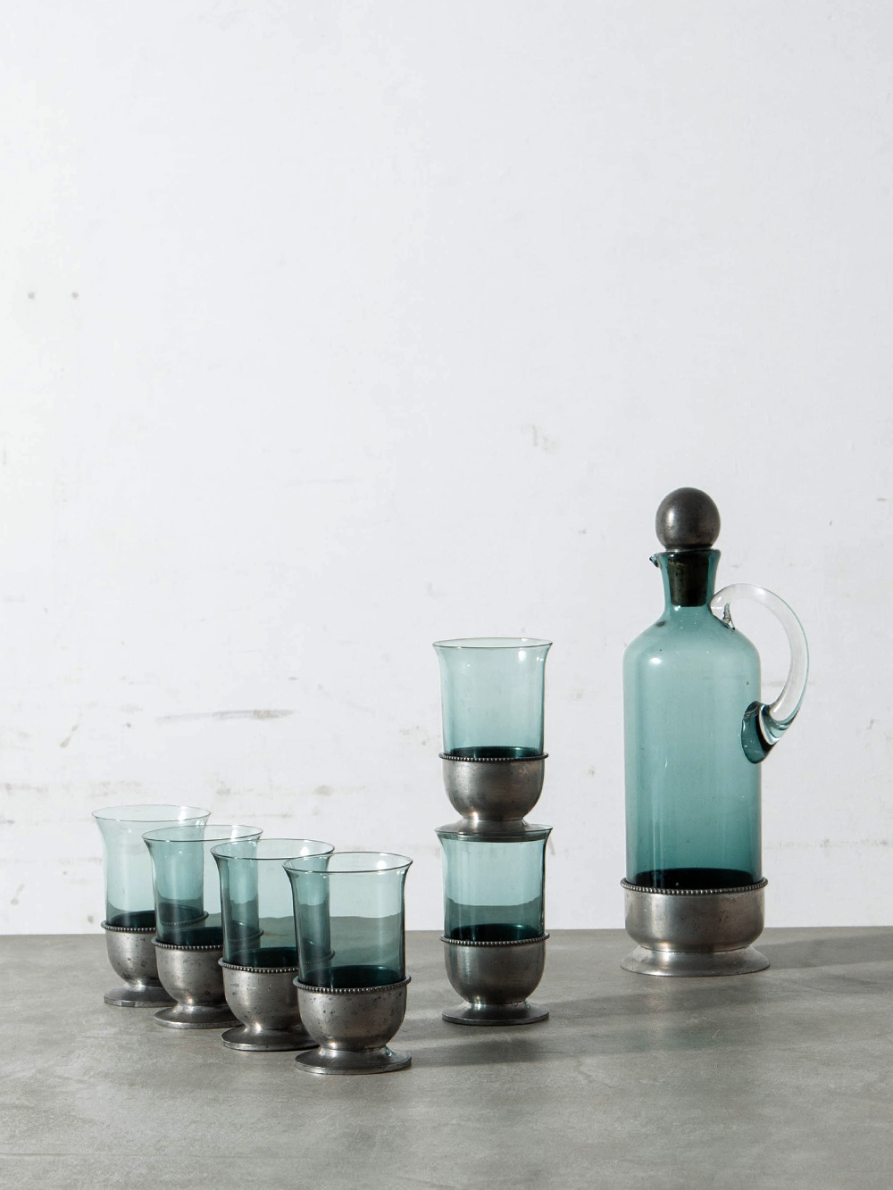 Pitcher and Glass set in Glass and Metal
France , 1960s
フランスより、淡いブルーのガラスと金属の対比、球体のストッパーと大きく弧を描くハンドルが美しいピッチャー。
