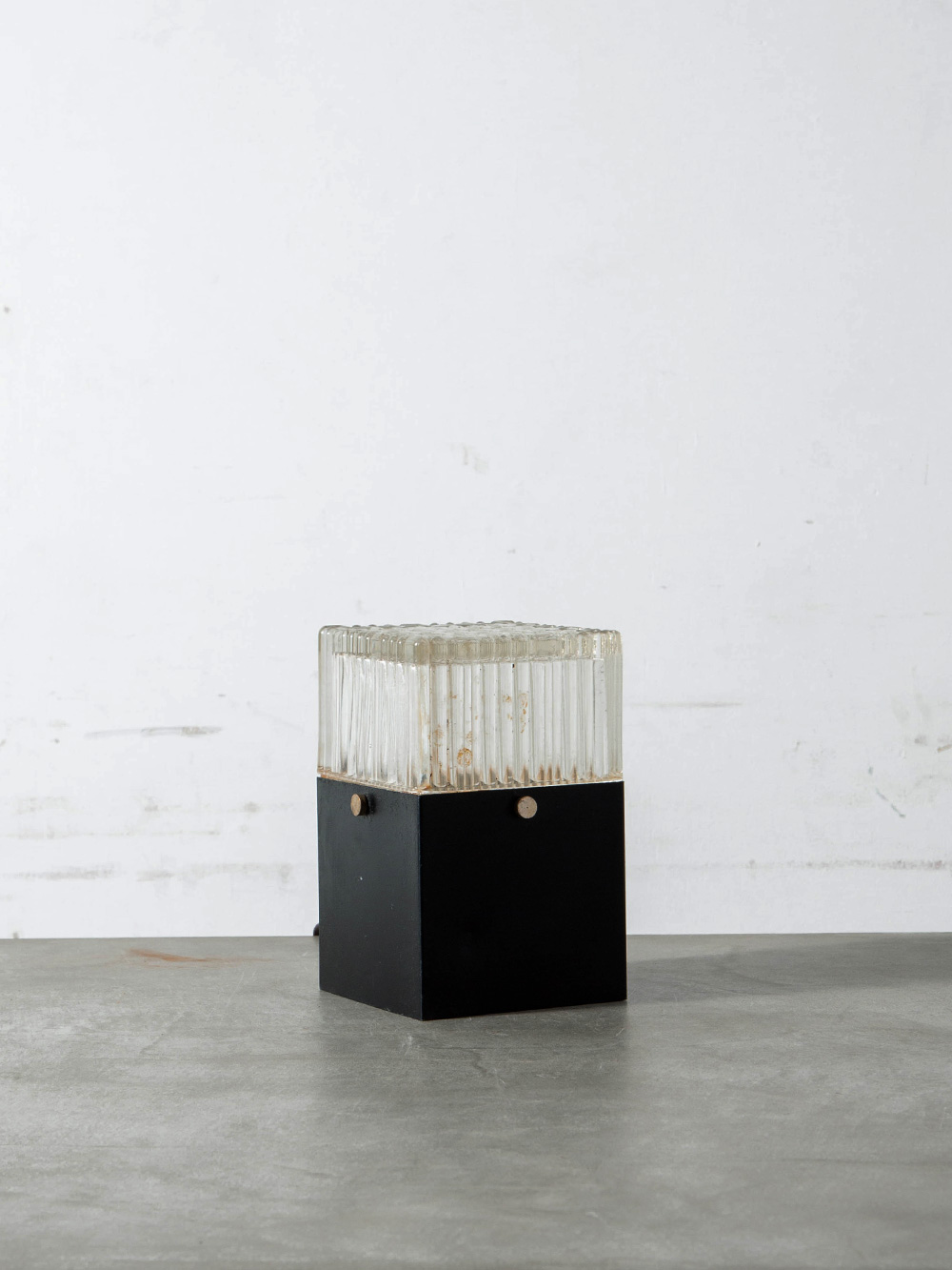 Table Lamp in Glass and Steel
France , 1960s
フランスより、リブ状の凹凸を施したガラスシェードの表情と、ブラックスチールのベースを組み合わせたテーブルランプ。
