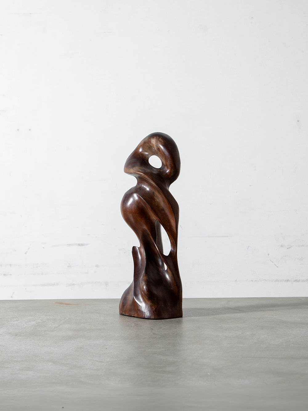 Sculpture in Wood
France , 1950s
フランスより、複雑な曲線と開口部によって構成された、有機的なフォルムが美しいスカルプチャー。
