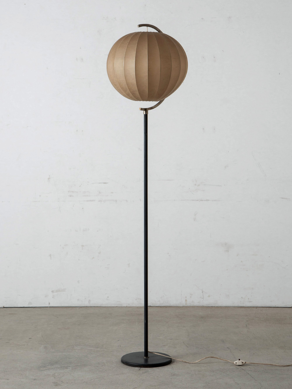 Cocoon Floor Lamp in Resin and Steel
Italy , 1970s
イタリアより、特殊なポリマー樹脂をスチールワイヤーのフレームに吹き付けて成形された、Cocoon フロアランプ。
経年変化によって深く黄変したシェードの表情と、点灯時に浮かび上がる、繭のような繊維の陰影が美しい照明です。
