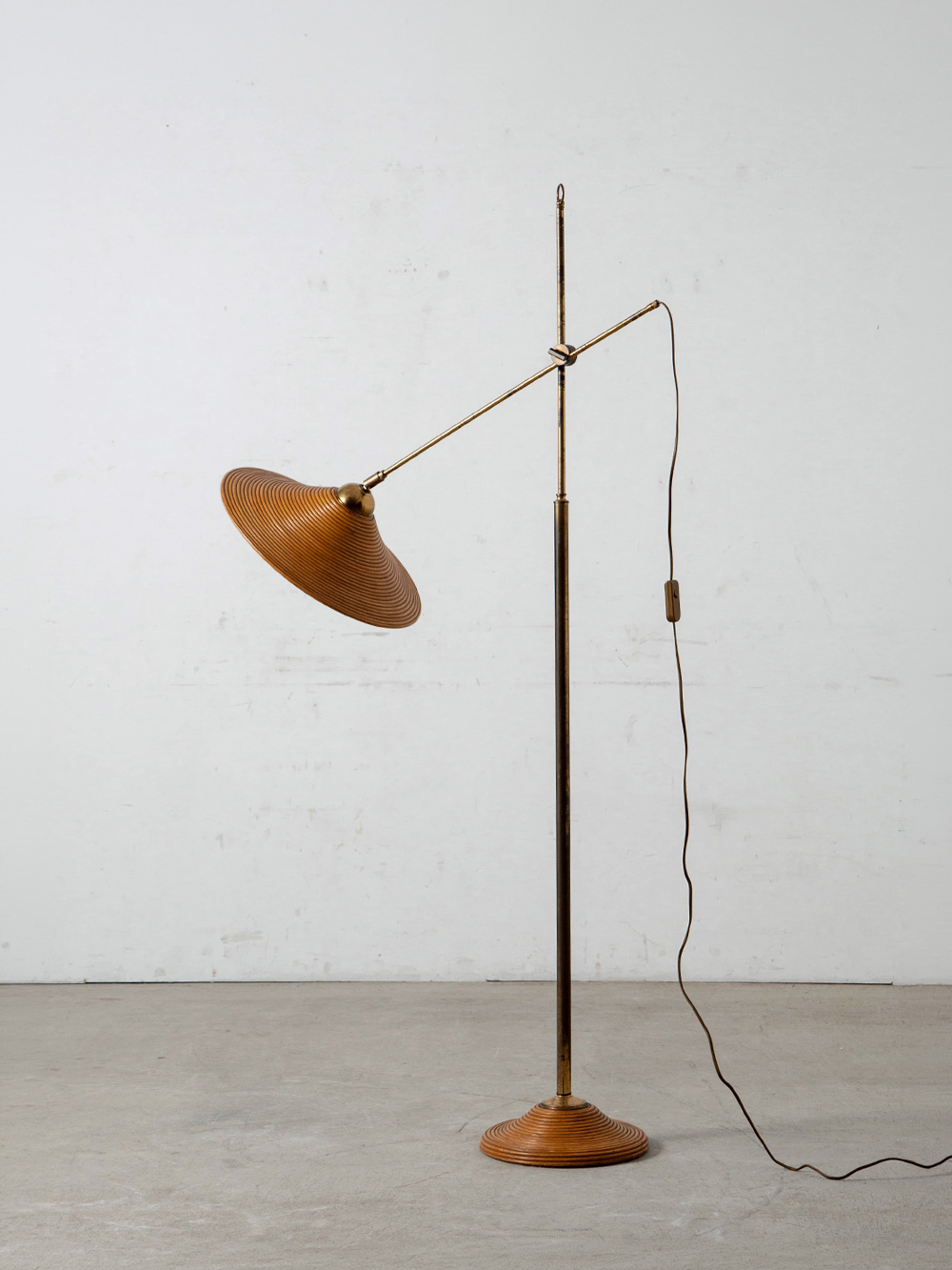 Floor Lamp in Rattan and Brass
Italy , 1960s
イタリアより、円形状に連なるラタンシェード・ベースと、真鍮のミニマルなフレームとのコントラストが美しいフロアランプ。
シェードとアームは可動式で、角度や高さを調整することが可能です
