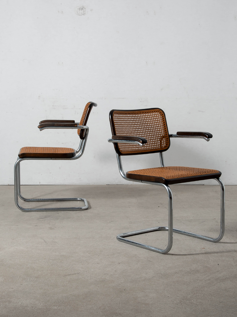 Cesca Arm Chair by Marcel Breuer for THONET in Chrome , Wood and Rattan
Germany , 1990s
Marcel Breuer（マルセル・ブロイヤー）によって1928年にデザインされた Cesca チェア。
90年以上経った今もカンチレバー構造の名作としてパブリック・住宅などあらゆるシーンで使われているバウハウスデザインの家具を代表する一脚です。
こちらの個体は90年代の THONET製となります。
