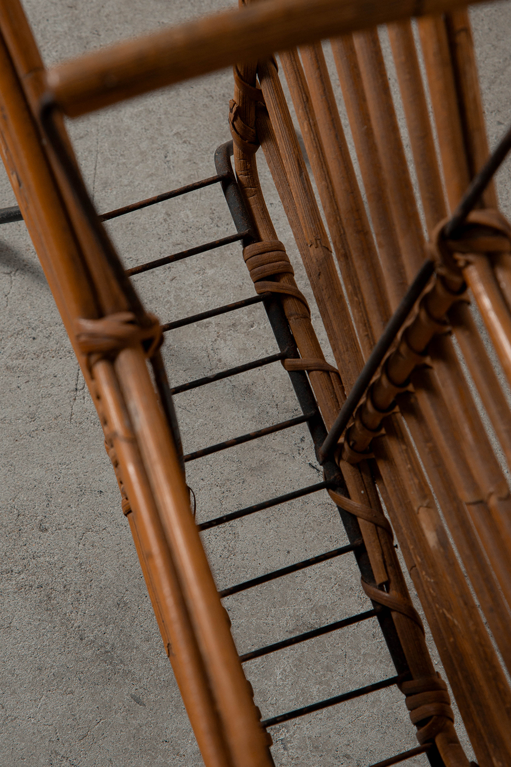 Magazine rack in Rattan and Steel