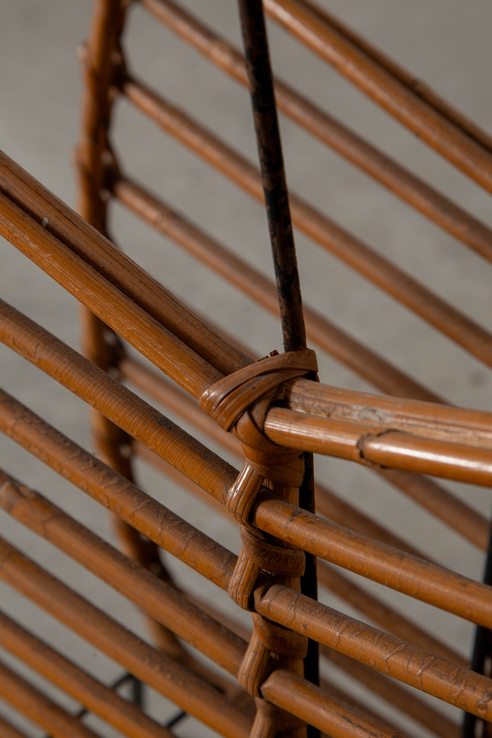 Magazine rack in Rattan and Steel