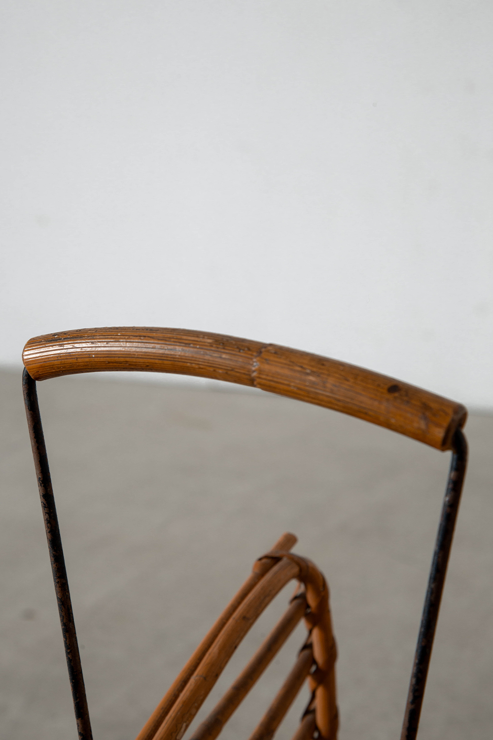 Magazine rack in Rattan and Steel