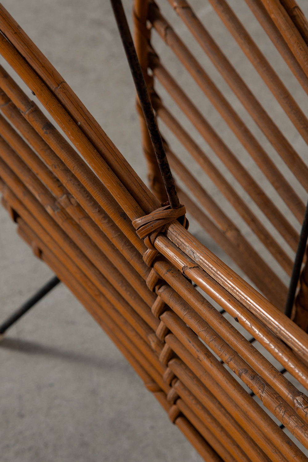 Magazine rack in Rattan and Steel