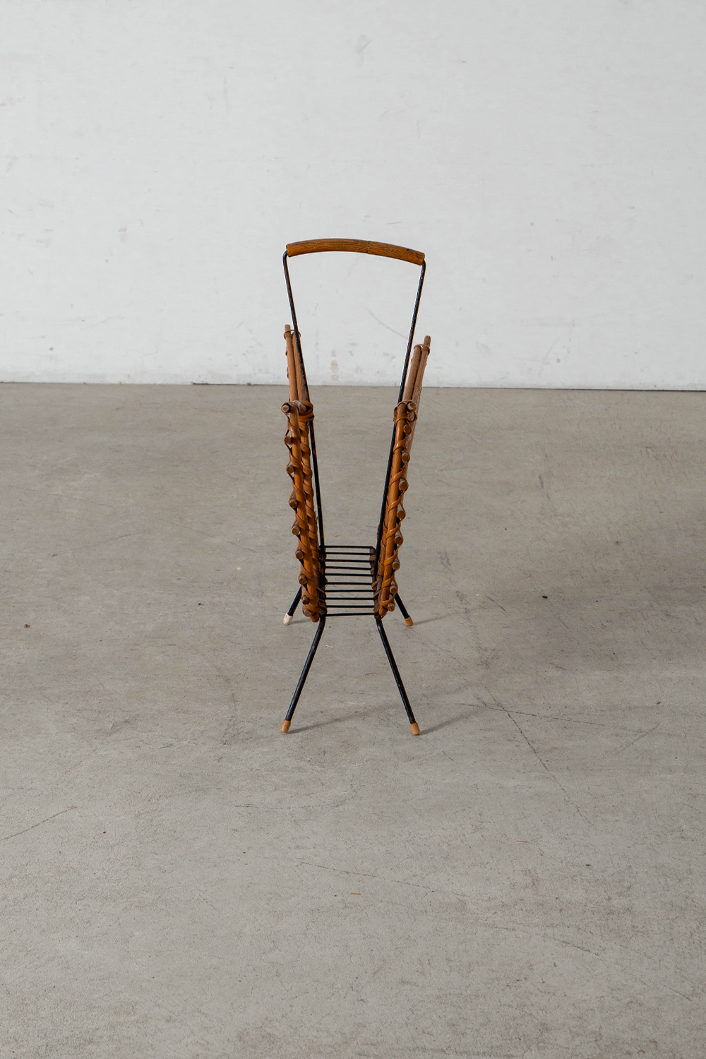 Magazine rack in Rattan and Steel