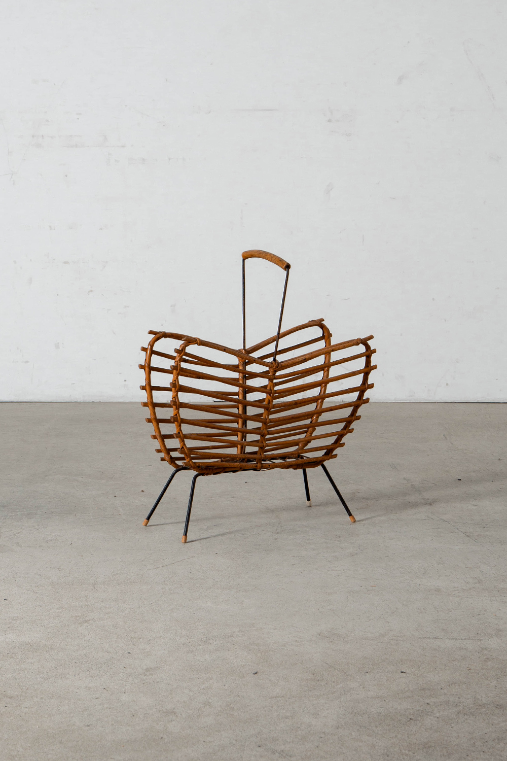 Magazine rack in Rattan and Steel
