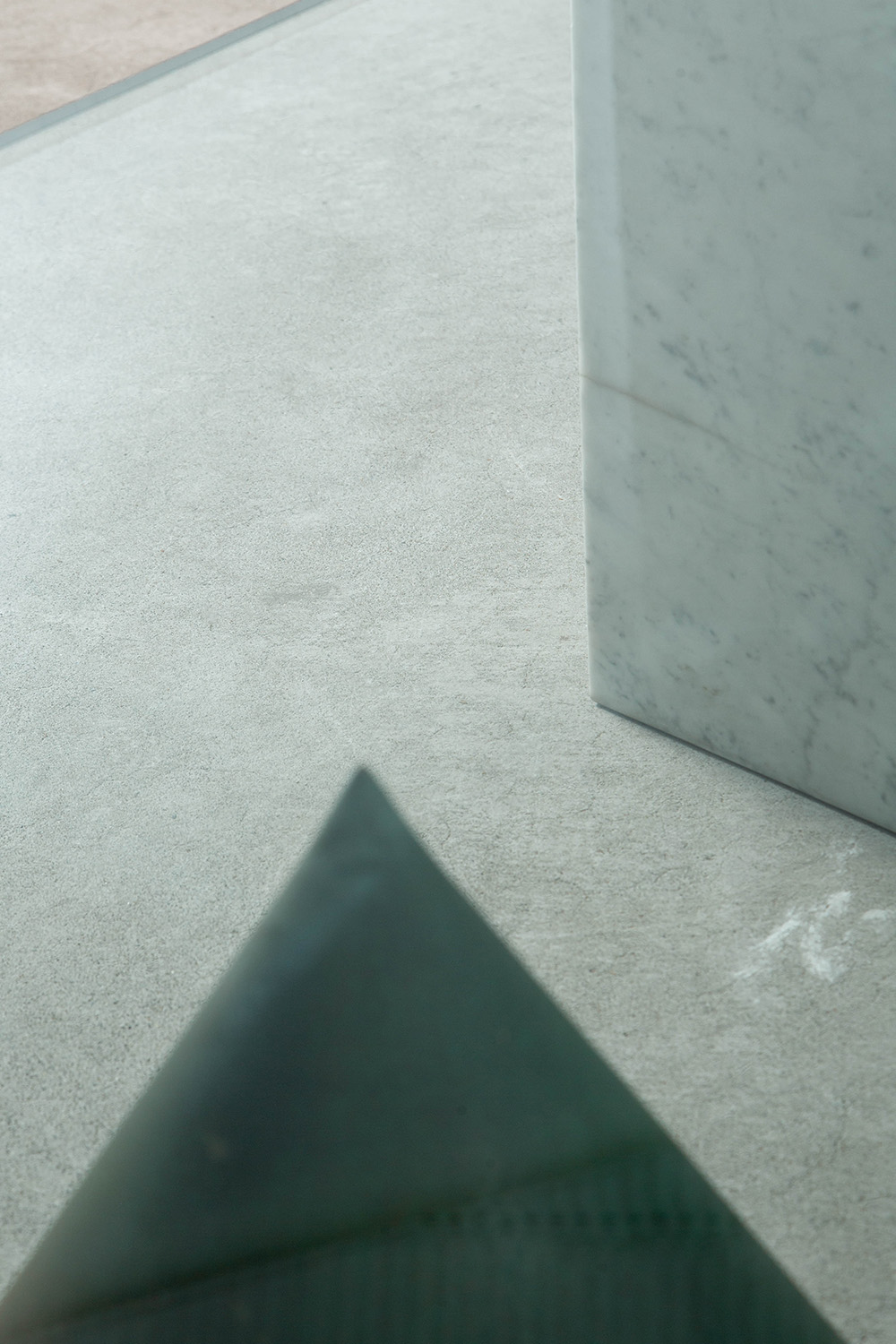 Kono Coffee Table by Lella and Massimo Vignelli for Casigliani in Marble , Copper and Glass