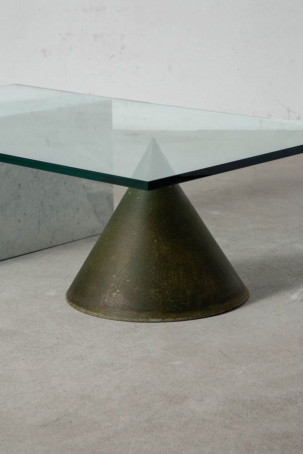 Kono Coffee Table by Lella and Massimo Vignelli for Casigliani in Marble , Copper and Glass